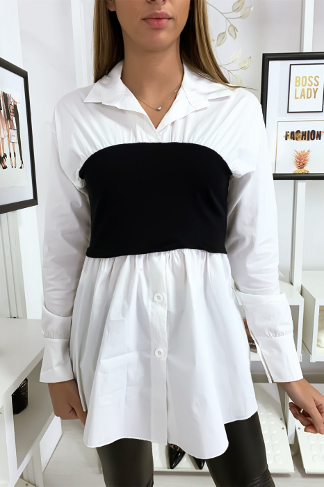 Sur une chemise blanche oversize