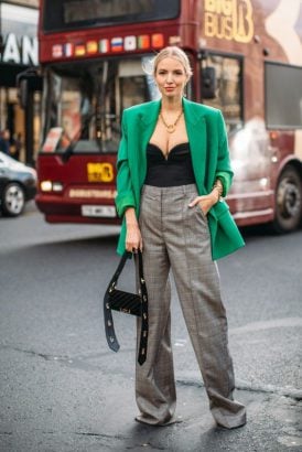 Sous un blazer masculin