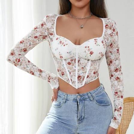 Robe blanche en dentelle elegante